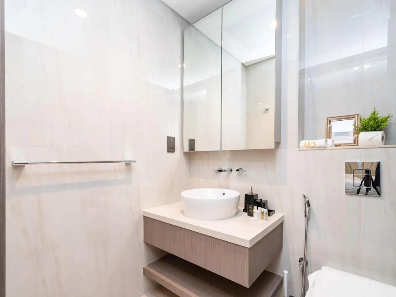 Apartment Brand New Business Bay 1 Bed With Burj Khalifa And Canal Views Dubai