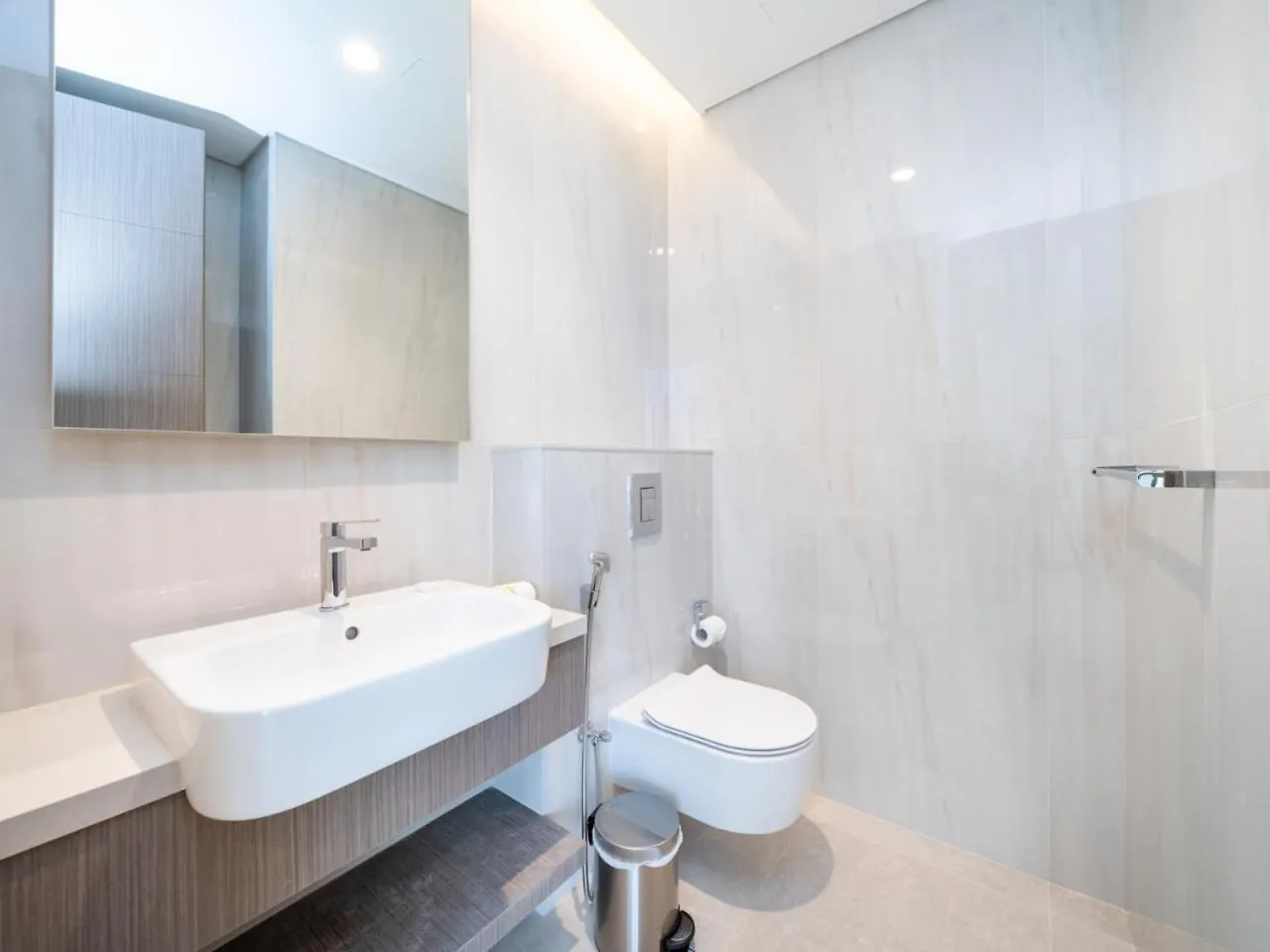 Lägenhet Brand New Business Bay 1 Bed With Burj Khalifa And Canal Views Dubai Förenade Arabemiraten